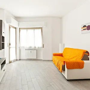 Renewed Balcony Flat With Garden Appartamento